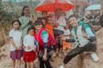 Đại gia Minh Nhựa và vợ đến Quảng Bình hỗ trợ người dân vùng lũ