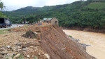 Quảng Trị: Bờ sông Đakrông sạt lở nghiêm trọng, nhà dân kề miệng 