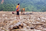 Bơi giữa 'biển rác' trên sông để tìm các nạn nhân mất tích trong vụ lở núi khiến hàng chục người bị vùi lấp ở Trà Leng