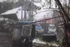 Siêu bão mạnh nhất thế giới Goni quét thẳng vào Philippines: Ít nhất 10 người chết, mái nhà bay như lá rụng, đất nước tan hoang