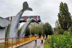 Tượng đuôi cá voi khổng lồ cứu tàu metro khỏi lao xuống nước