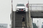 Bức ảnh ôtô gặp nạn trên cầu vượt khiến dân mạng không ngừng tranh cãi: 'Lên lối nào giỏi vậy?'