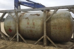 Bồn hóa chất in chữ Trung Quốc dạt vào bờ biển