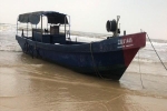 Bí ẩn 2 chiếc tàu 'ma' in chữ Trung Quốc dạt vào bờ biển miền Trung