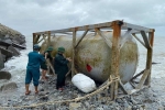 Phát hiện 2 bồn hóa chất lớn in chữ Trung Quốc trôi dạt vào bờ biển Quảng Ngãi