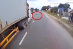 Người đàn ông bỗng lăn ra giữa đường, nằm trước đầu container khiến tài xế 'run lẩy bẩy'