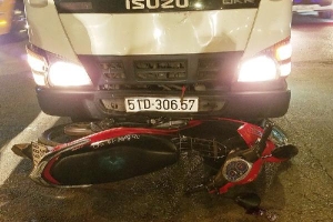 Ôtô tải cuốn xe máy vào gầm, một người tử vong ở Bình Tân