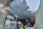 Bình Dương: Đang cháy lớn vựa ve chai trong khu dân cư