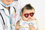 Trắng xinh, bụ bẫm, bé 6 tháng tuổi nhập viện truyền máu gấp vì lý do đau lòng