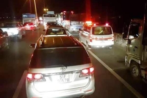 Tai nạn liên hoàn, cao tốc TP.HCM - Trung Lương ùn tắc 10 km