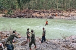 Bộ đội đu ròng rọc qua sông tìm người mất tích ở Trà Leng
