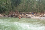 Đu dây qua sông tìm kiếm người mất tích ở Trà Leng