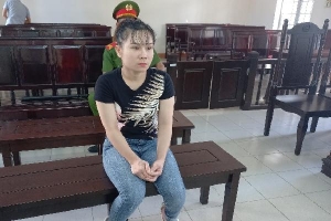 Cô gái trẻ bật khóc khi lĩnh án 9 năm tù về tội Mua bán người