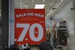 Chùm ảnh: Chưa đến Black Friday, phố thời trang Hà Nội đã đỏ rực biển hiệu siêu giảm giá, có nơi giảm đến 70%