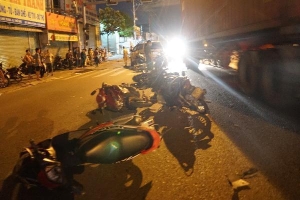 Hiện trường vụ ôtô tông cả chục xe máy, nhiều người bị thương nằm la liệt trên đường