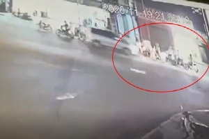 Camera ghi cảnh ô tô 7 chỗ lùa hàng chục xe máy giữa giao lộ Sài Gòn, nhiều phương tiện kịp thoát nạn trong gang tấc