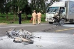 Xe máy bốc cháy sau tai nạn, một người tử vong