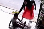 Clip: Vừa đến cổng trường, cậu bé tự nhiên ngã xuống đất khiến cả mẹ và cô giáo bối rối