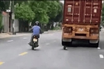 Xe máy rượt đuổi container để dằn mặt và cái kết phũ phàng khiến người chứng kiến 'toát mồ hôi'