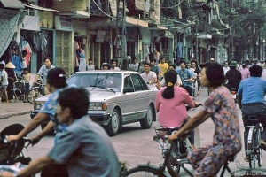 Hình ảnh cực sinh động về giao thông Hà Nội đầu thập niên 1990