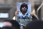 Chụp ảnh selfie với thi thể Maradona trong quan tài, nhân viên tang lễ phải trả giá đắt