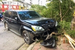 Xe Lexus nổ lốp sau vụ tai nạn ở Hà Nội