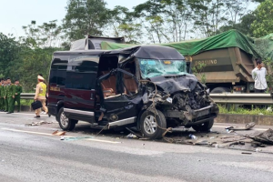 8 người bị thương khi ôtô khách tông xe container trên cao tốc