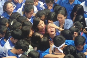Nghệ An: Hàng trăm thầy cô và học sinh ôm nhau khóc nức nở, biết lý do ai cũng xúc động