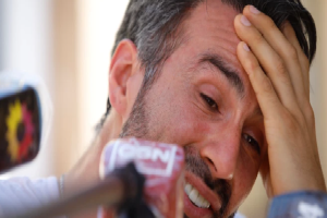 Bác sĩ rơi nước mắt, phản bác cáo buộc làm Maradona chết oan: 'Ông ấy đầu hàng bệnh tật'