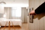 Tại sao nhân viên khách sạn thường gõ cửa trước khi vào phòng dù biết không có khách bên trong?