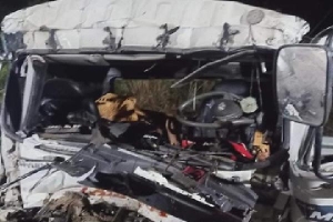 Ôtô tải tông xe đầu kéo trên cao tốc, 2 người chết