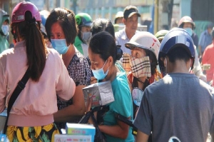 Chùm ảnh: Người Sài Gòn tranh thủ đi mua khẩu trang y tế phòng dịch Covid-19, giá bán vẫn bình ổn
