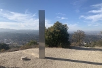 Thêm một khối kim loại bí ẩn xuất hiện trên đỉnh núi ở California, chuyện gì đang xảy ra?