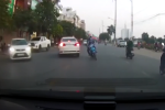 Camera giao thông: Vượt ẩu, thanh niên điều khiển xe máy đâm sầm vào ô tô