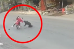 Clip: Cố tình thông chốt, cặp đôi nam nữ chạy xe máy tông gục chiến sĩ CSCĐ