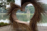 Xôn xao bức ảnh một mô hình trái tim làm bằng tre đặt ở Hồ Gươm: 'Tối qua, tôi đã yêu cầu dời đi'