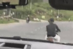 Thanh niên 'khiêu chiến' với tài xế ôtô bằng loạt hành động khó hiểu giữa đường