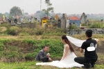 Khó hiểu đôi nam nữ dẫn nhau vào nghĩa trang chụp ảnh cưới