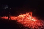 Nghi thức đi trên than đang cháy để trừ tà ma ở Trung Quốc