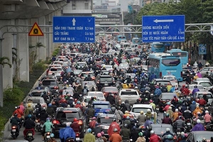 Ảnh: Mưa rét 'căng đét', nhiều tuyến phố Hà Nội tắc cứng vào sáng sớm, một vài người ngã nhào vì đường trơn