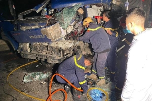 12 chiến sĩ cảnh sát giải cứu tài xế mắc kẹt trong cabin ôtô sau vụ tai nạn trong đêm rét buốt