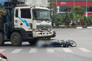 Hà Nội: Xe máy bị xe tải cẩu húc văng, người đàn ông ngã ra đường tử vong thương tâm