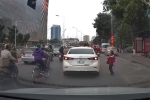 Clip: Đỗ xe giữa đường mặc còi bấm 'thúc giục' liên hồi, nữ tài xế khiến tất cả ngán ngẩm