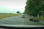 Người phụ nữ chạy xe máy ngã văng ngay trước đầu ôtô, hành khách trên xe 'nín thở' chờ kết cục