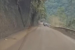 Clip: Tài xế bán tải cố vượt xe khác trên đường núi trơn trượt và diễn biến bất ngờ sau đó khiến ai nấy thất kinh
