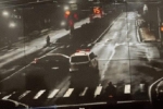 Clip: Khoảnh khắc xe cứu thương vượt đèn đỏ đâm trúng ôtô con gây tranh cãi gay gắt