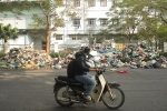 Cận Tết Dương lịch, nhiều tuyến phố Hà Nội 'chìm trong rác'