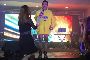 Xuất hiện bức ảnh MC Trấn Thành không mặc quần trên sân khấu gây tranh cãi