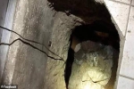 Thợ xây đào đường hầm bí mật để hư hỏng với vợ hàng xóm