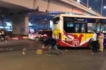 Hà Nội: Làm rõ nguyên nhân xe buýt kéo lê cụ bà chục mét tử vong